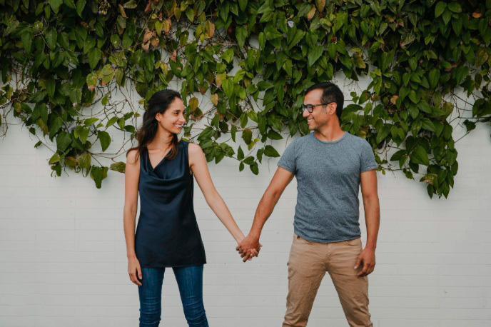 Pareja reconciliada tomada de la mano