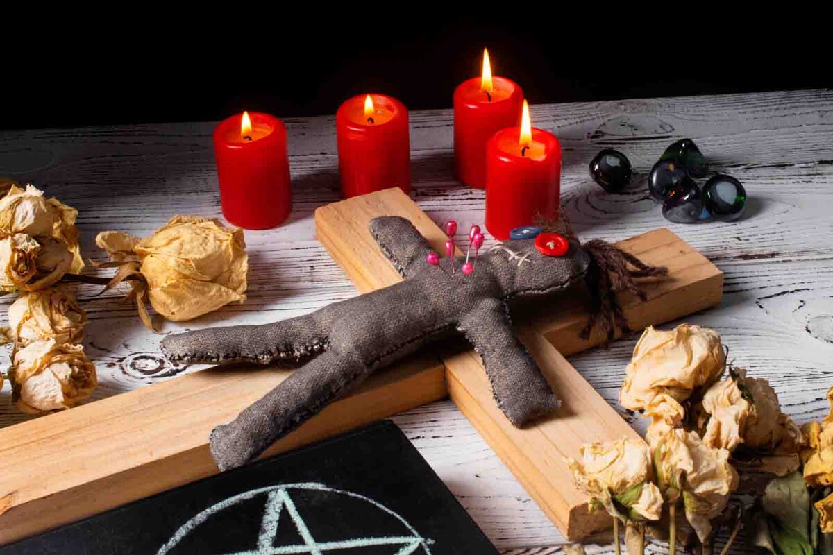 Pareja abrazándose nuevamente con expresión de alivio y amor